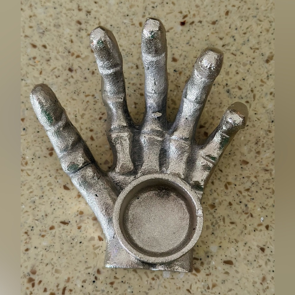 Skeleton hands candle holders - Picture 4 of 10